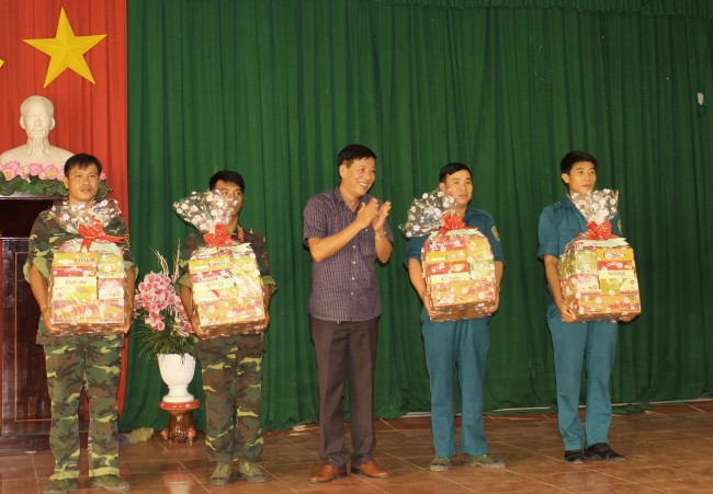 Đồng chí Huỳnh Quốc Lâm, Bí thư Quận ủy Cái Răng, tặng quà cho đại diện các đơn vị tham gia thực hiện các công trình Tết Quân Dân năm 2019 (đợt 1).