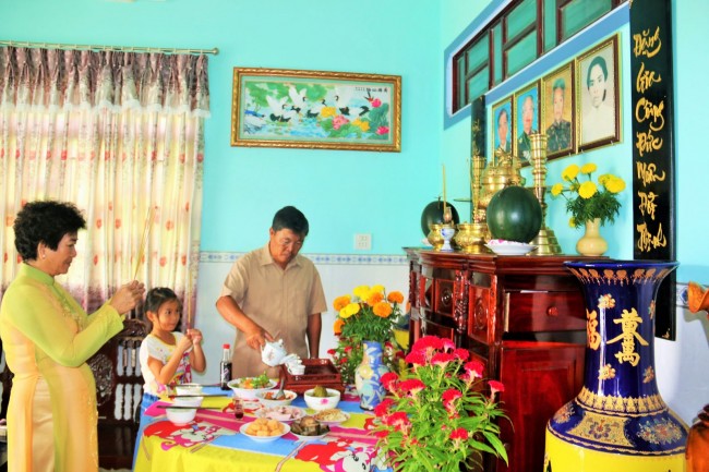 30 Tết, gia đình cúng rước ông bà. Phong tục lâu đời này cho thấy lối sống thảo thơm, hiếu kính của người dân Việt Nam.