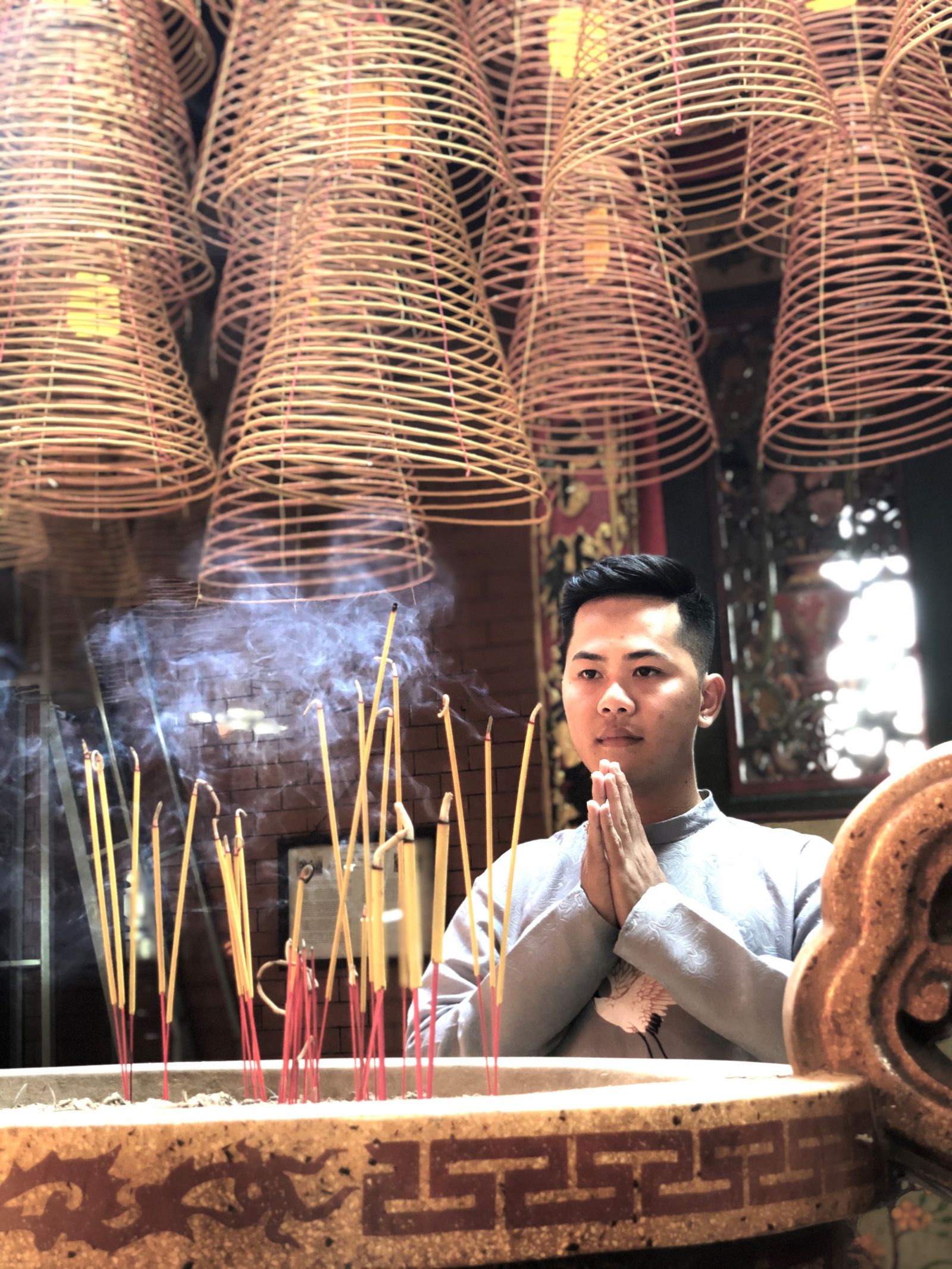 Một bạn trẻ thành kính nguyện ước những điều tốt đẹp nhất đến gia đình.