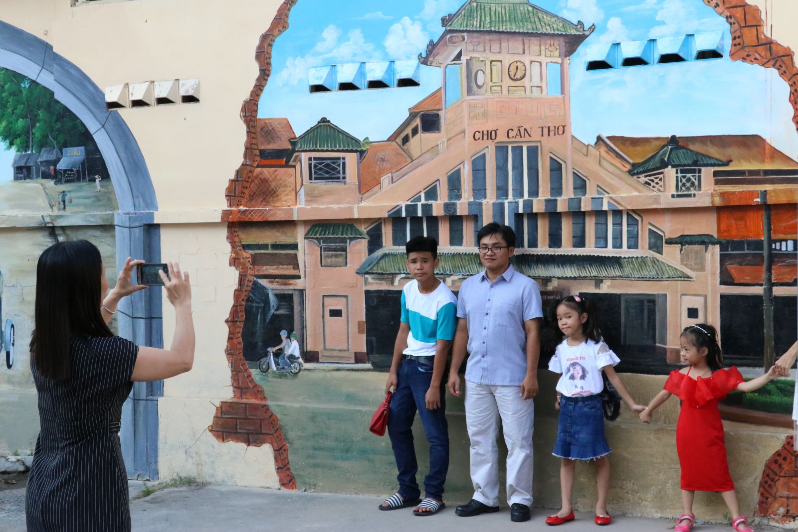 Tết Canh Tý năm 2020, Cần Thơ có thêm điểm tham quan mới và lạ- đường Bích họa "Cần Thơ xưa và nay" trên đường Trần Quốc Toản, phường Tân An, quận Ninh Kiều.