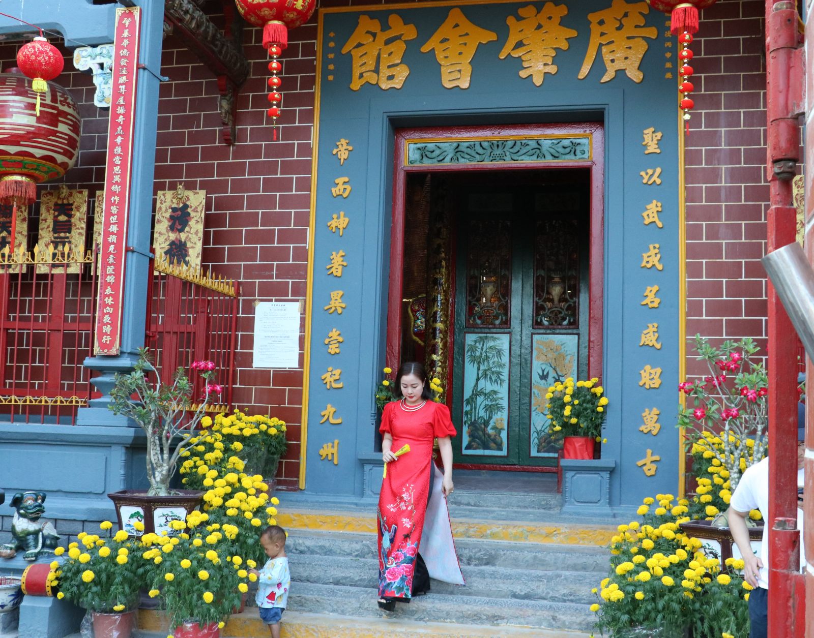 Các cô gái trong trang phục áo dài tạo nên nét nghiêm trang đi lễ chùa mang đậm giá trị truyền thống. Trong ảnh: Ngày xuân đi lễ chùa Ông (quận Ninh Kiều, TP Cần Thơ).