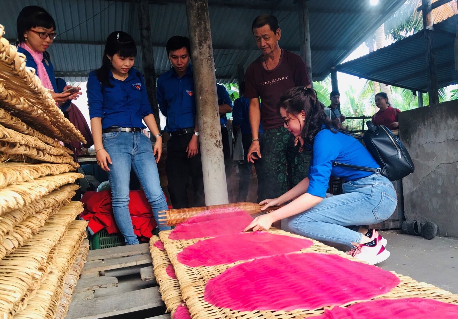 Các bạn trẻ cùng trải nghiệm làm nghề truyền thống tại xã Mỹ Khánh, huyện Phong Điền, TP Cần Thơ.