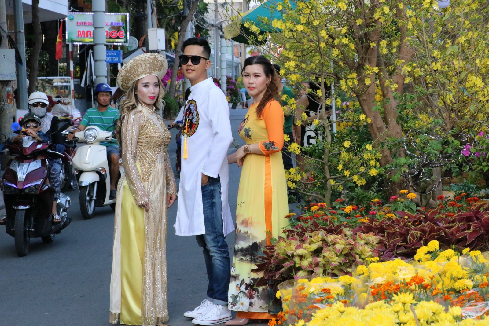 Một nhóm bạn trẻ tình cơ quen nhau, lập nhóm chụp ảnh.