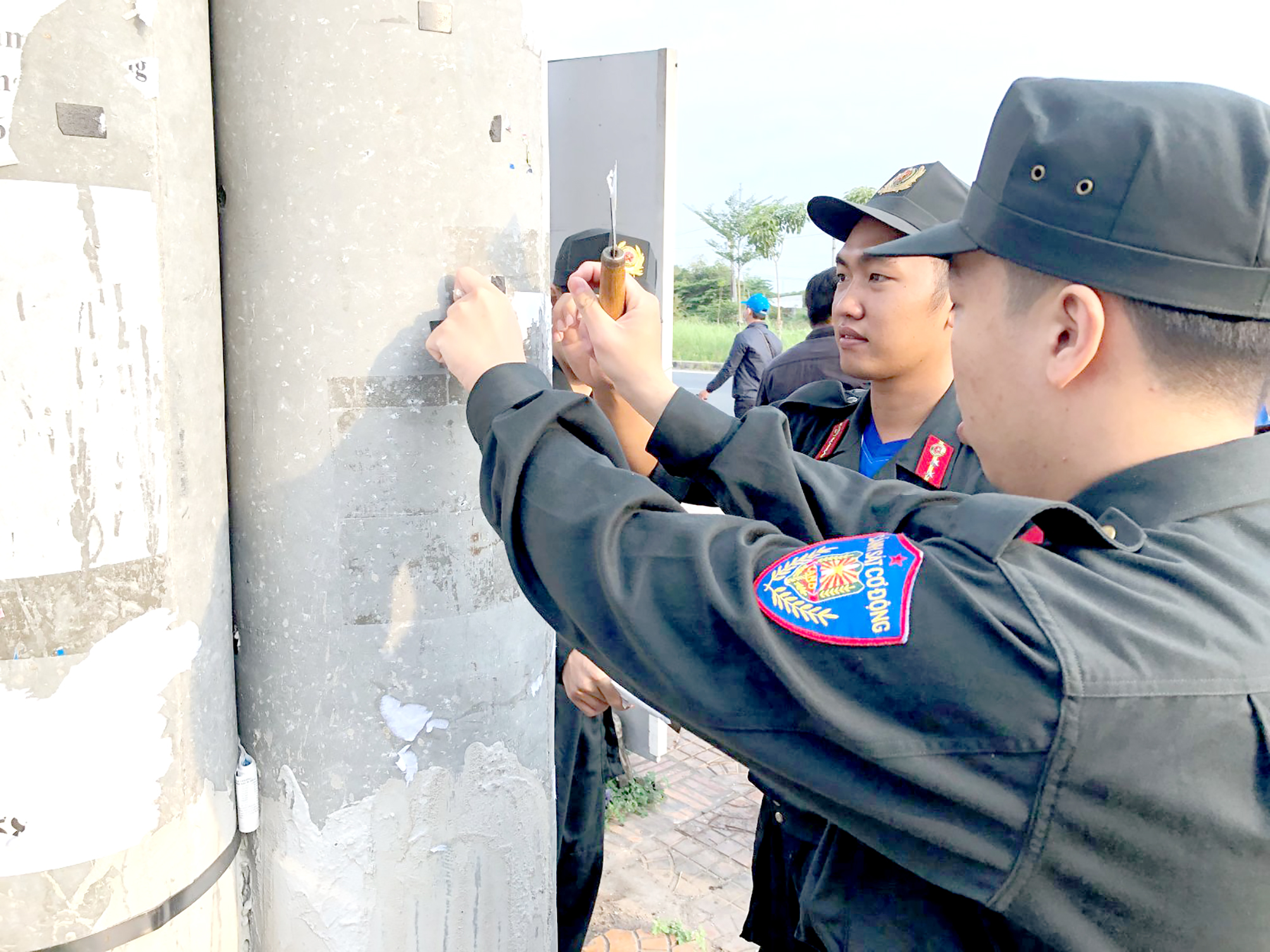 Đoàn Thanh niên Bộ Tư lệnh Cảnh sát cơ động ra quân dọn dẹp vệ sinh, tháo gỡ biển quảng cáo trái phép trên đường Võ Nguyên Giáp, phường Phú Thứ, quận Cái Răng.