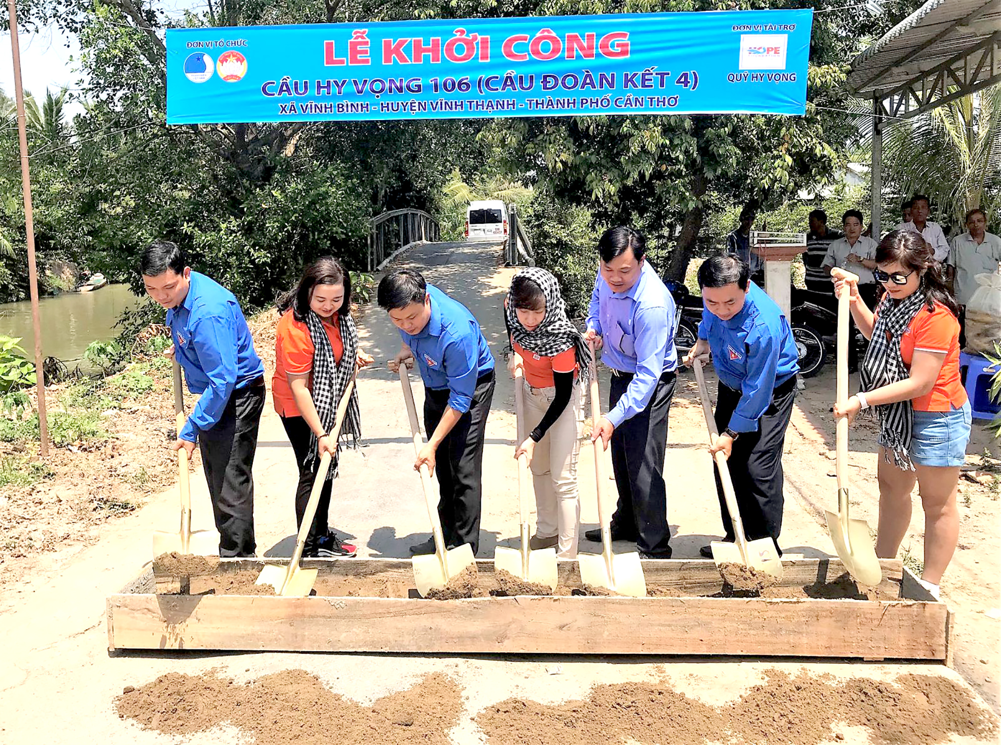 Huyện đoàn Vĩnh Thạnh phối hợp với Ủy ban Hội Liên hiệp Thanh niên TP Cần Thơ khởi công xây dựng công trình cầu giao thông tại xã Vĩnh Bình, tạo điều kiện lưu thông thuận lợi và an toàn.