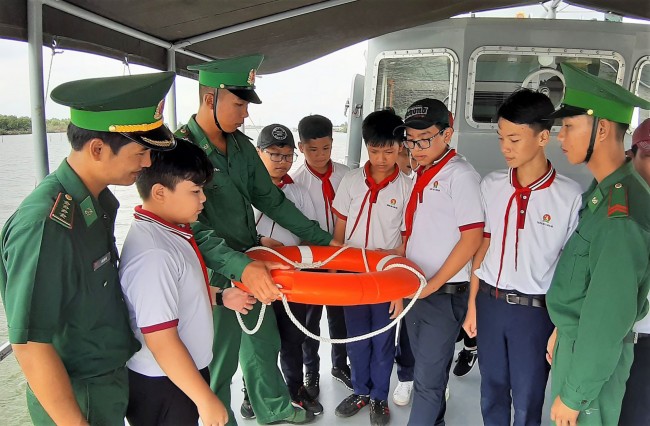 Tuổi trẻ Hải đội Biên phòng 2 hướng dẫn học sinh trên địa bàn cách sử dụng phao cứu sinh.