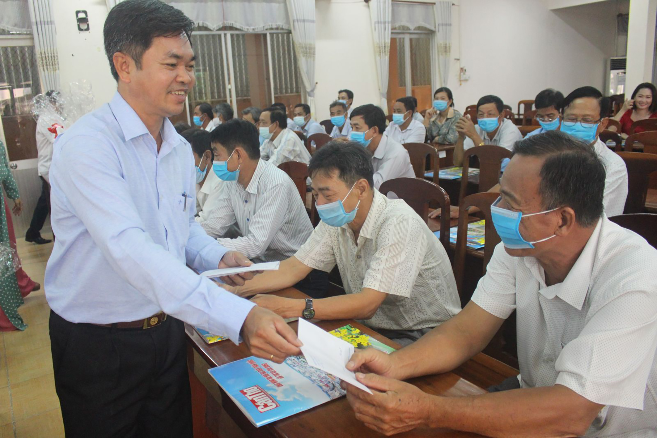 Ông Vương Công Khanh, Quyền Chủ tịch UBND quận, trao quà Tết cho các gia đình chính sách tại buổi họp mặt gia đình chính sách tiêu biểu Xuân Tân Sửu 2021.