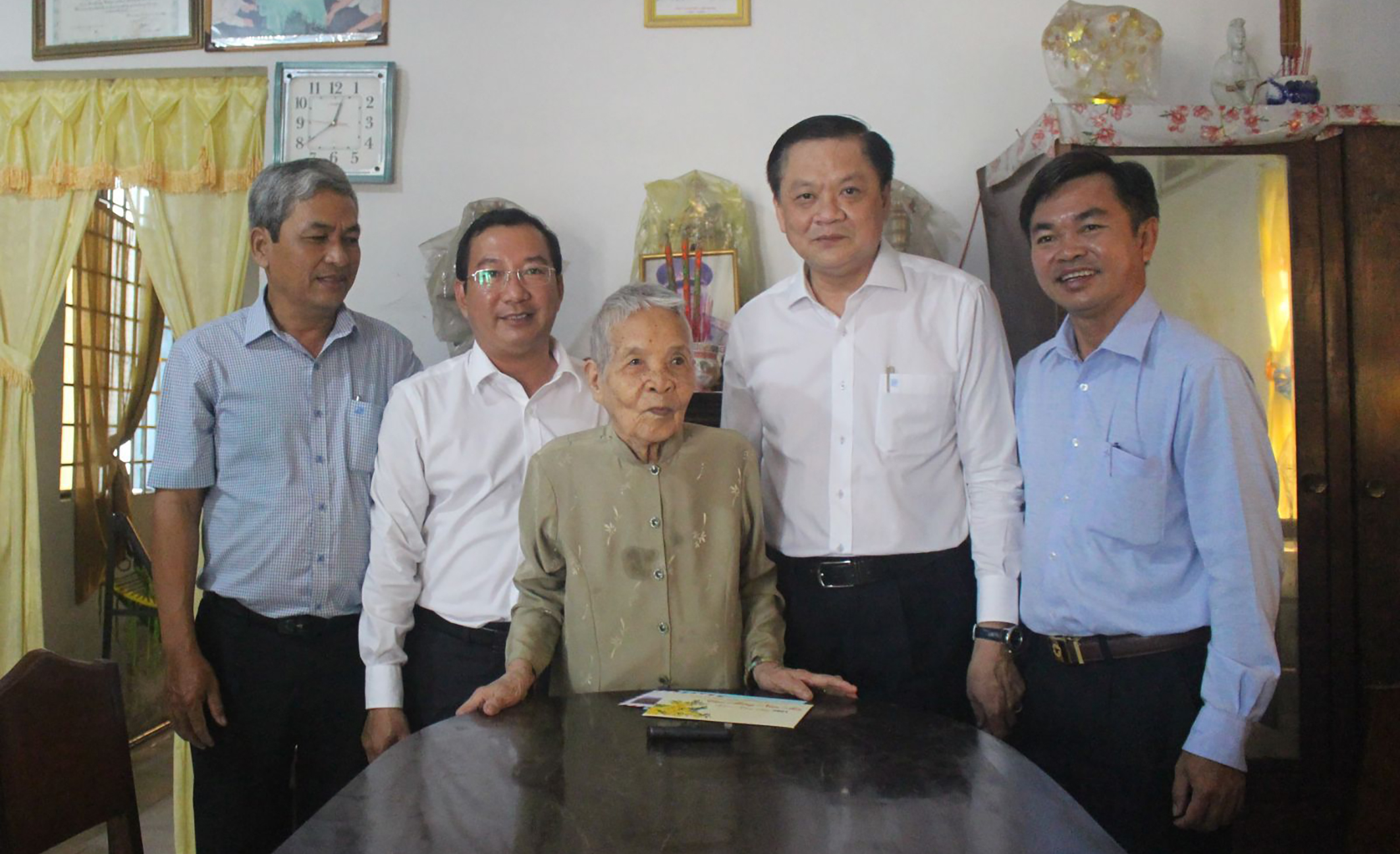 Ông Dương Tấn Hiển, Ủy viên Ban Thường vụ Thành ủy, Phó Chủ tịch Thường trực UBND thành phố, cùng lãnh đạo quận Cái Răng thăm, chúc Tết Mẹ Việt Nam Anh hùng Nguyễn Thị Nhung, phường Ba Láng.