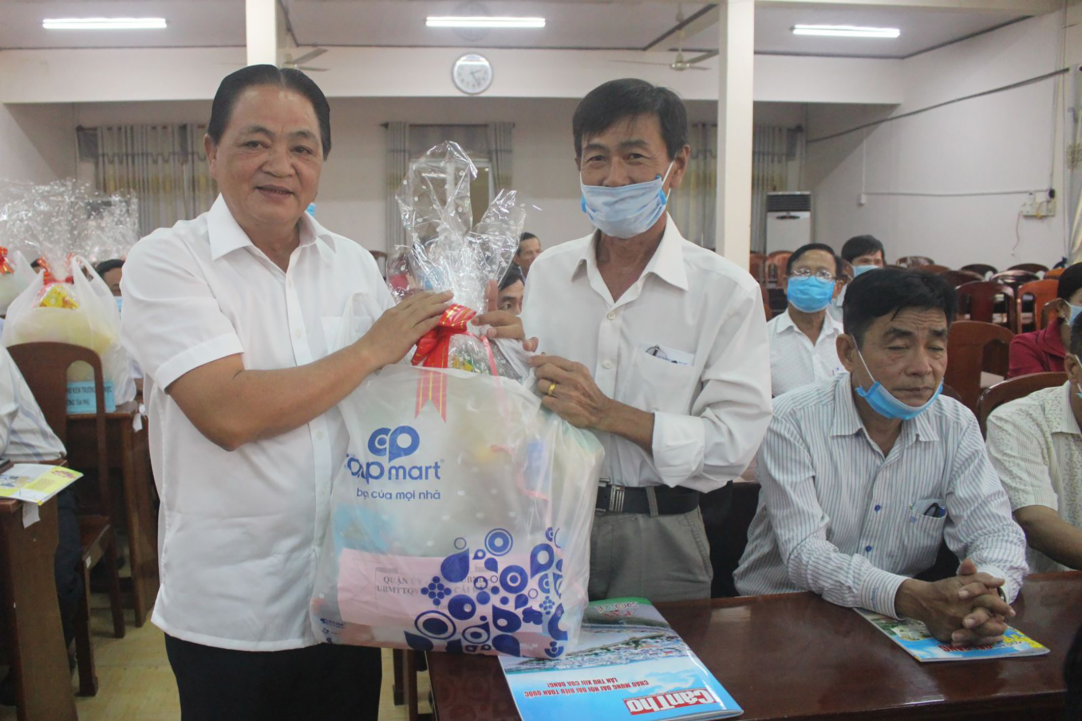 Công tác chăm lo cho cán bộ cơ sở luôn được cấp ủy Đảng, chính quyền quận Cái Răng quan tâm thực hiện tốt. Trong ảnh: Quận ủy, HĐND, UBND quận Cái Răng họp mặt, tặng quà Tết cho 59 đồng chí là bí thư, trưởng khu vực trên địa bàn quận.