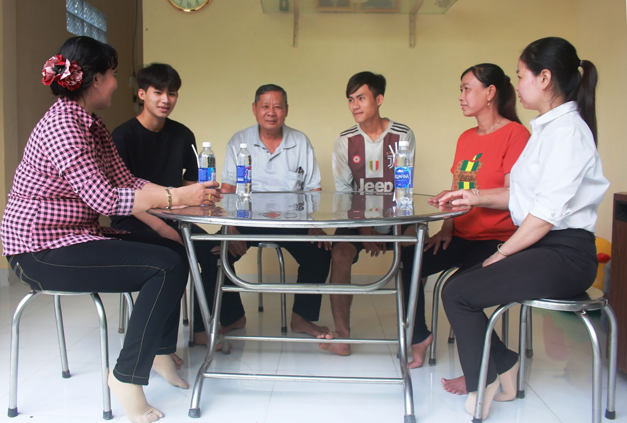 Cán bộ Mặt trận, đoàn thể, Ban Công tác Mặt trận khu vực 6, phường Hưng Thạnh thăm gia đình em Võ Phú Trọng Tâm (thứ hai, từ trái qua) viết đơn tình nguyện xin nhập ngũ năm 2021.