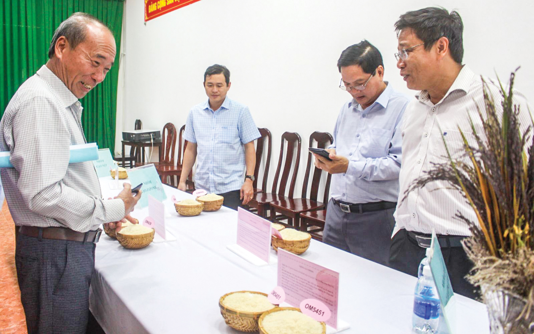 Phẩm chất hạt là một trong những yếu tố quan trọng để đánh giá khả năng chinh phục thị trường, đáp ứng yêu cầu xuất khẩu của một giống lúa. Trong ảnh: Các đại biểu tham gia đánh giá phẩm chất gạo của các giống lúa triển vọng.