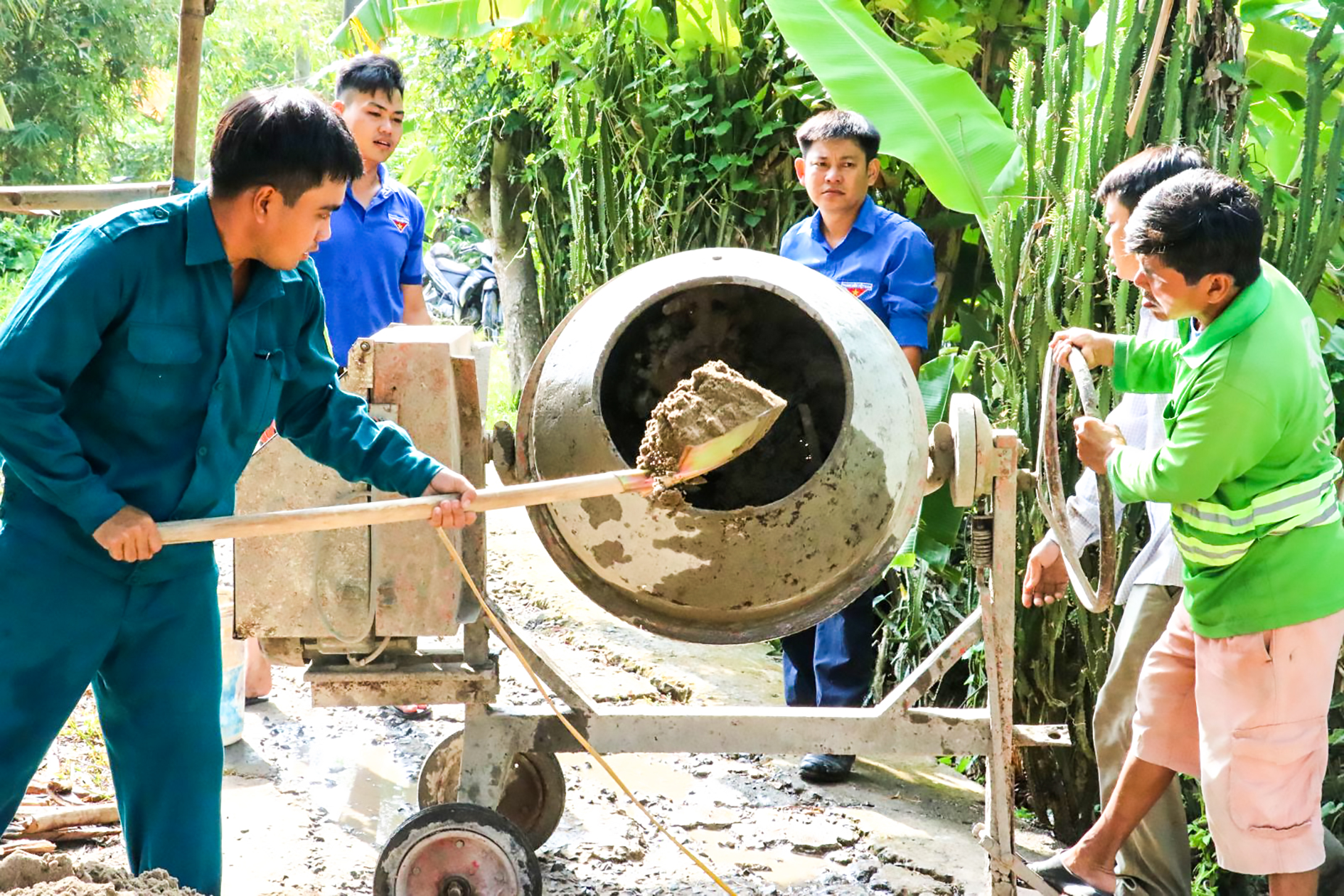 Tuổi trẻ các địa phương thực hiện nhiều công trình sửa chữa, xây dựng đường giao thông. Trong ảnh: Xã đoàn Trường Xuân, huyện Thới Lai, nâng cấp đường giao thông ở ấp Thanh Nhung.
