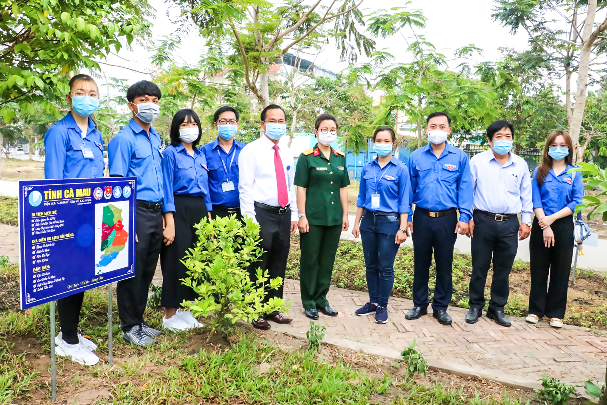 Ngay trong ngày khởi động Tháng Thanh niên, Đoàn Trường Đại học Y Dược Cần Thơ khánh thành công trình “Công viên đất nước - Vườn sinh thái Nam Bộ”, trị giá hơn 500 triệu đồng.