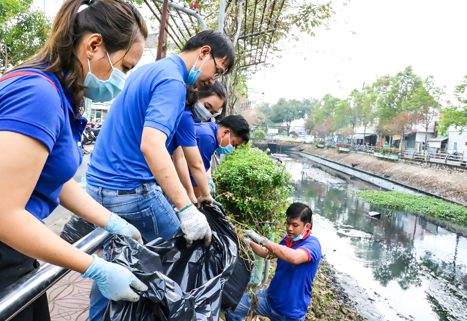 Các hoạt động xung kích bảo vệ môi trường, nếp sống văn minh đô thị được tuổi trẻ thành phố quan tâm thực hiện. Trong ảnh: Đoàn viên, thanh niên quận Ninh Kiều ra quân khai thông rạch Tham Tướng, phường An Phú.