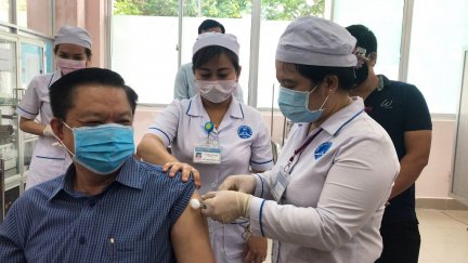 Cần Thơ tiêm vaccine phòng COVID-19 cho lực lượng phòng chống dịch