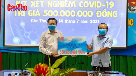 Trường Đại học Nam Cần Thơ tặng bộ kit xét nghiệm COVID-19 cho TP Cần Thơ