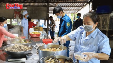 Bếp ăn yêu thương ở khu cách ly