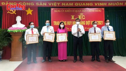 Đảng ủy Khối Cơ quan Dân Chính Đảng TP Cần Thơ tổ chức Lễ trao Huy hiệu Đảng