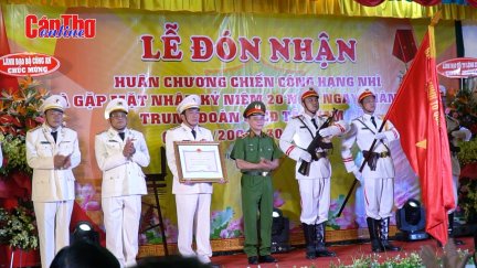 Trung đoàn Cảnh sát Cơ động Tây Nam Bộ đón nhận Huân Chương chiến công hạng Nhì