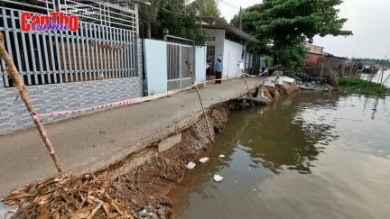 Sạt lở nghiêm trọng, 4 căn nhà chìm xuống sông Ô Môn