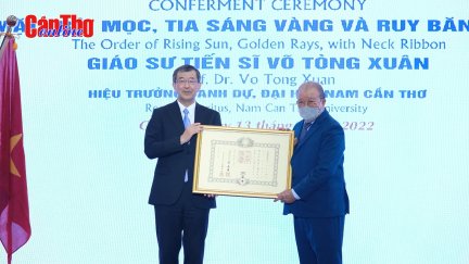 Giáo sư Võ Tòng Xuân vinh dự nhận Huân chương Mặt Trời Mọc, Tia Sáng Vàng và Ruy Băng Cổ của Chính phủ Nhật Bản