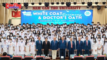 Lễ trao áo trắng và lời tuyên thệ của người thầy thuốc tân sinh viên ngành y đa khoa