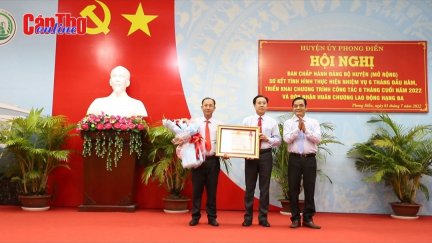 Phong Điền đón nhận Huân chương lao động hạng Ba