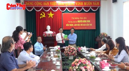 Nhà báo - nhà thơ Nguyễn Hồng Vinh thăm Báo Cần Thơ
