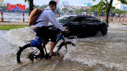 Triều cường lên cao gây ngập nhiều tuyến đường nội ô Cần Thơ