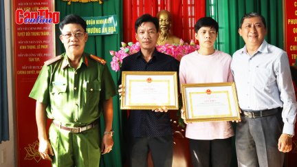 Công an quận Ninh Kiều tặng giấy khen cho người dân dũng cảm bắt tội phạm