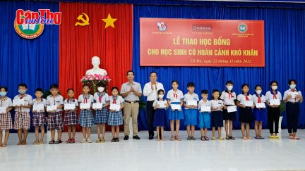 Trao tặng học bổng cho 100 học sinh nghèo ở huyện Cờ Đỏ