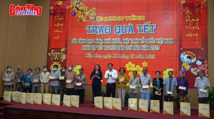 Phó Chủ tịch nước Võ Thị Ánh Xuân tặng quà, chúc Tết tại TP Cần Thơ