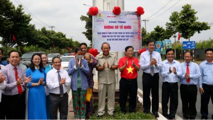 Khánh thành “Đường cờ Tổ quốc” ở Phong Điền