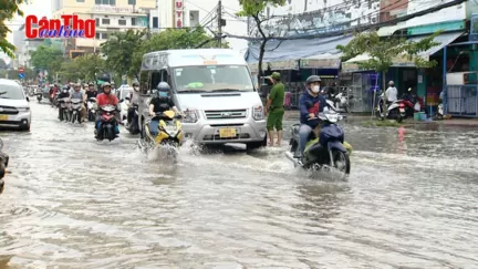 Triều cường tiếp tục lên cao, nhiều tuyến đường nội ô ngập sâu