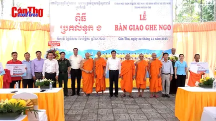 Bàn giao ghe Ngo cho các chùa và Học viện Phật giáo Nam tông Khmer