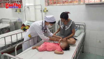 Bệnh viện Phụ sản TP Cần Thơ điều trị tay chân miệng cho trẻ