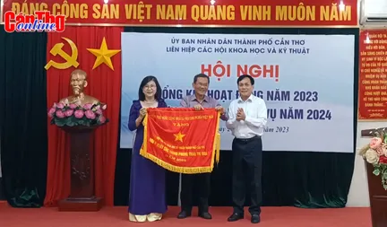 Liên hiệp các Hội Khoa học và Kỹ thuật TP Cần Thơ nhận cờ thi đua xuất sắc của Chính phủ