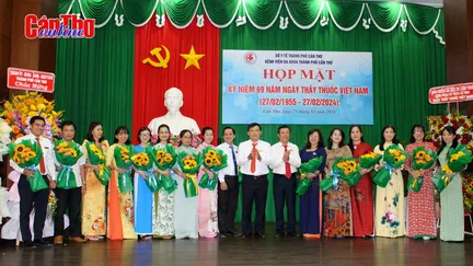 Bệnh viện Đa khoa TP Cần Thơ họp mặt kỷ niệm Ngày Thầy thuốc Việt Nam