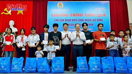 Đoàn công tác của TP Hồ Chí Minh thăm, tặng quà tại Cần Thơ