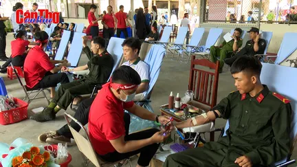 Chủ nhật đỏ, 700 người đăng ký hiến máu