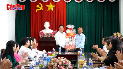Lãnh đạo thành phố chúc mừng Chôl Chnăm Thmây viên chức Báo Cần Thơ tiếng Khmer