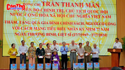 Chủ tịch Quốc hội Trần Thanh Mẫn tặng quà gia đình chính sách tại TP Cần Thơ