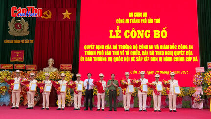 Công an TP Cần Thơ tổ chức lễ công bố các quyết định về tổ chức, cán bộ