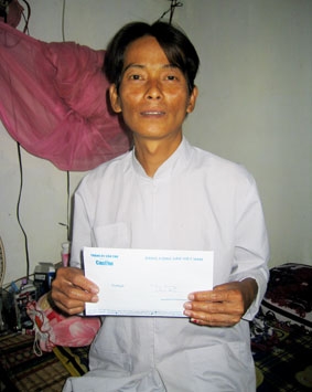 Trao tiền từ thiện