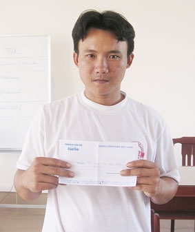 Trao tiền từ thiện