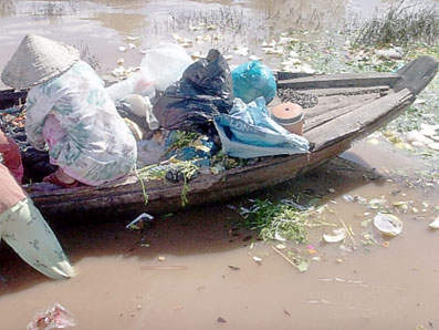 Sông lại oằn lưng gánh... rác!