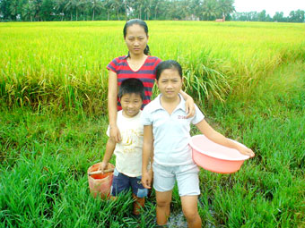 Chị em vượt khó