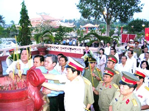 Lãnh đạo Quân khu 9 và thành phố Cần Thơ tổ chức lễ tưởng niệm và viếng nghĩa trang liệt sĩ nhân kỷ niệm 63 năm Ngày thành lập Quân đội nhân dân Việt Nam