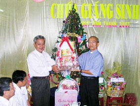 Thăm, chúc mừng các Linh mục và giáo dân huyện Vĩnh Thạnh nhân dịp Lễ Giáng sinh