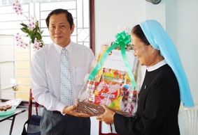 Lãnh đạo thành phố thăm, chúc mừng các vị chức sắc và giáo dân nhân dịp lễ Giáng sinh